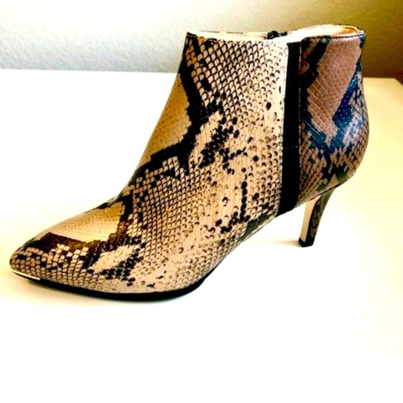 NWT COLE HAAN Grand Ambition Arietta Ankle Booties Silver Metal Trim 8 MSRP $289 - Picture 4 of 15